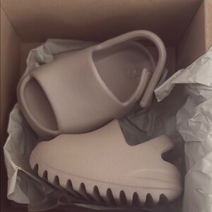 Yeezy Kids Slip-On Sandals - Cream